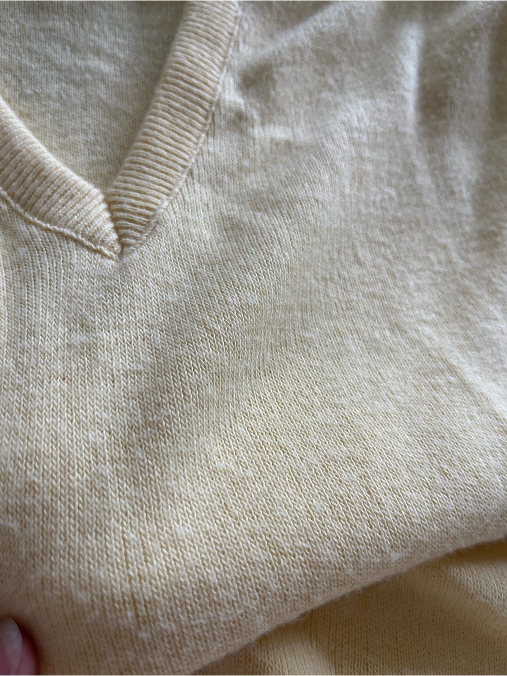 Vtg Robert Bruce Men's Lightweight V-Neck Sweater in Soft Yellow large - Picture 5 of 6